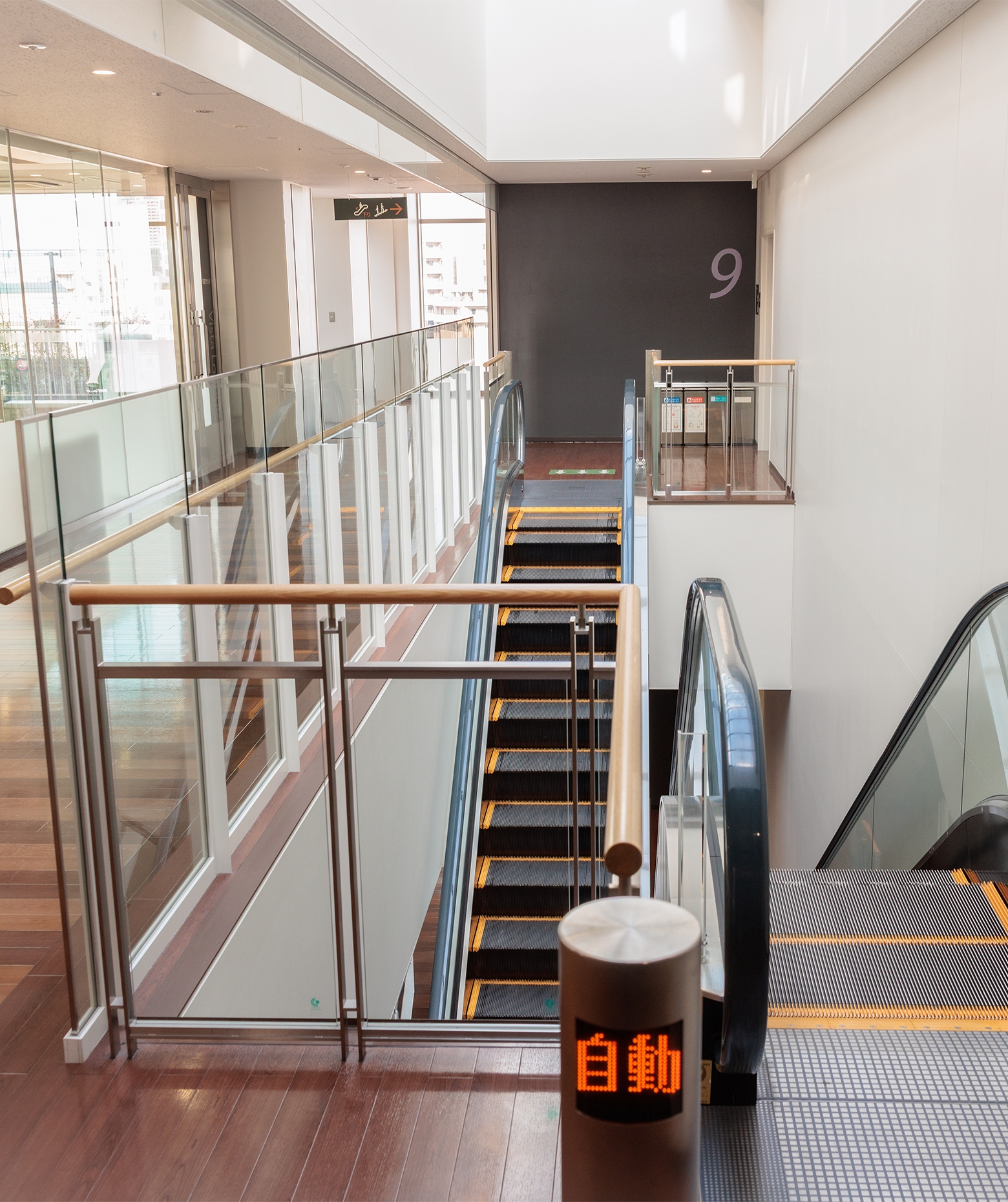拓殖大学構内_９階_エスカレーター