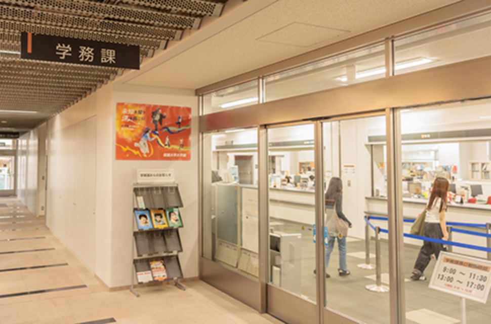 C館2階　廊下（学務課前）