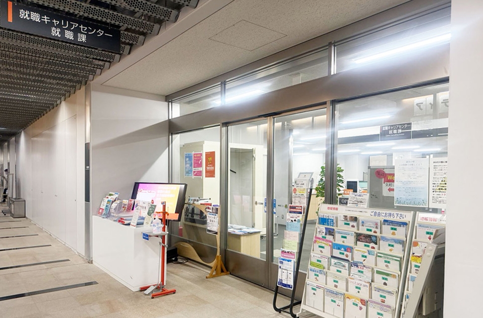 C館2階　廊下（就職課前）